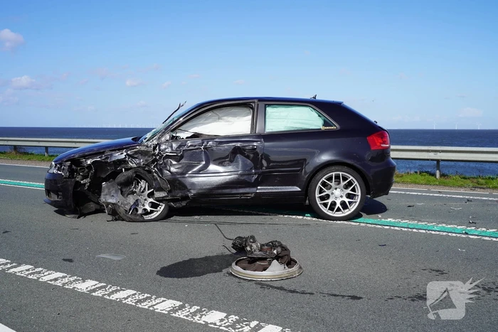 Twee auto's botsen frontaal op elkaar