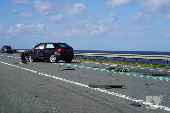 Twee auto's botsen frontaal op elkaar