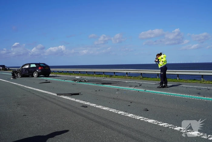 Twee auto's botsen frontaal op elkaar