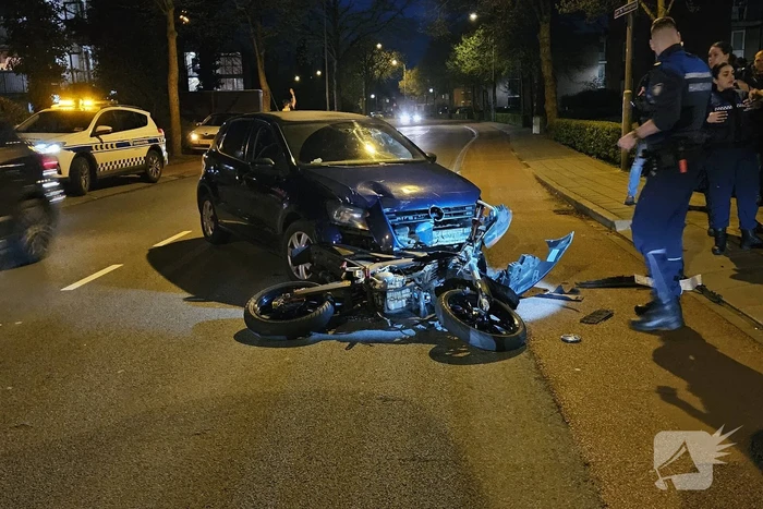 Brommerrijder en automobilist in botsing