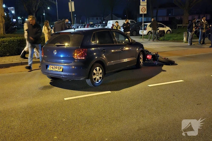 Brommerrijder en automobilist in botsing