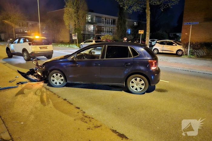 Brommerrijder en automobilist in botsing