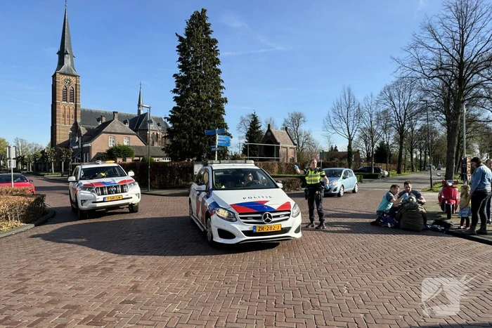 Automobilist en scooterrijder in botsing