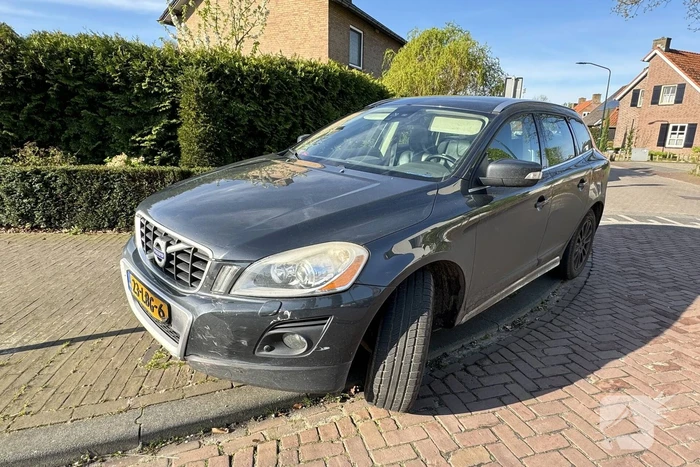 Automobilist en scooterrijder in botsing