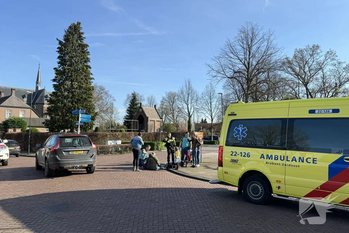 Automobilist en scooterrijder in botsing