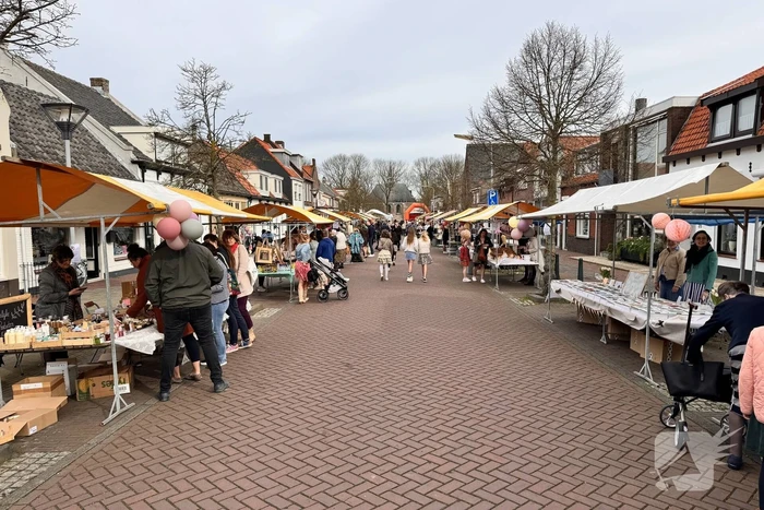 Lentemarkt druk bezocht op warme lentedag