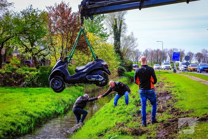 Motorrijder raakt van de weg en belandt in sloot