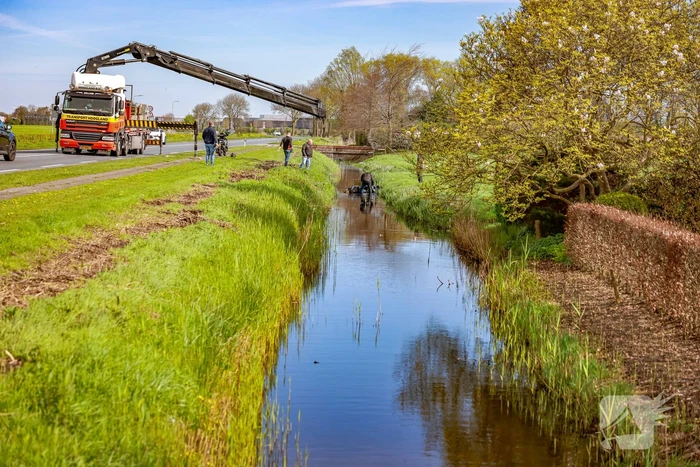Motorrijder raakt van de weg en belandt in sloot