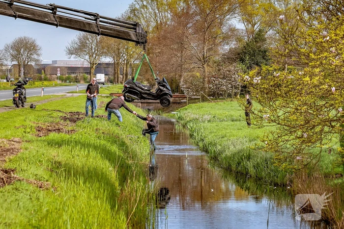 Motorrijder raakt van de weg en belandt in sloot