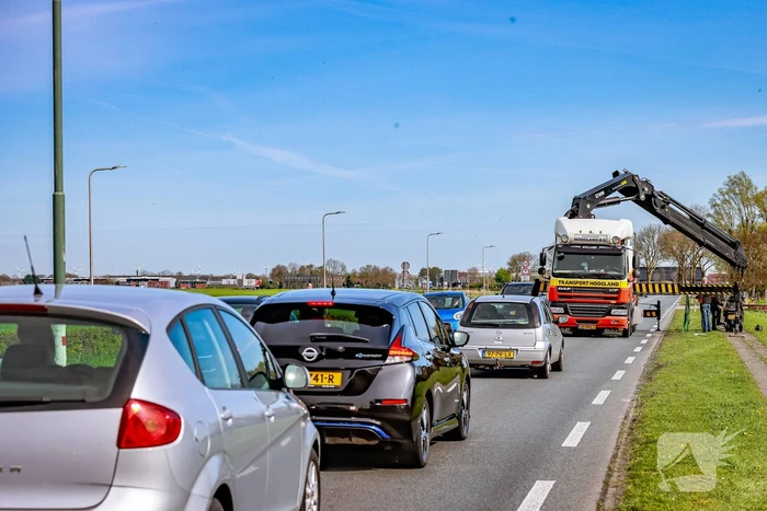 Motorrijder raakt van de weg en belandt in sloot