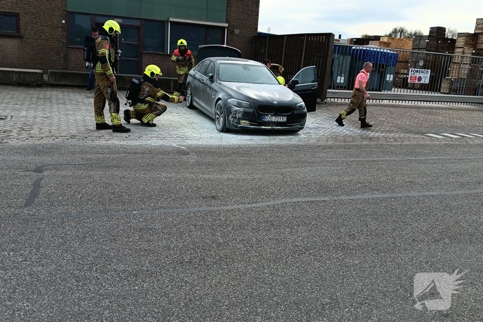 Politie blust beginnende brand in auto