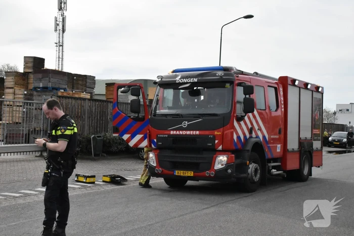Politie blust beginnende brand in auto