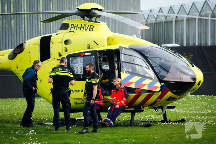 Traumahelikopter landt voor medische noodsituatie tijdens kom in de kas