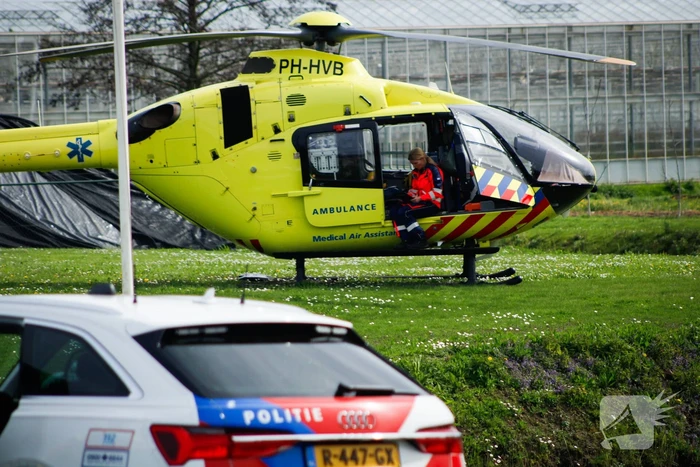 Traumahelikopter landt voor medische noodsituatie tijdens kom in de kas