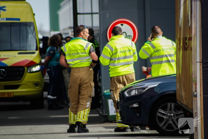 Traumahelikopter landt voor medische noodsituatie tijdens kom in de kas