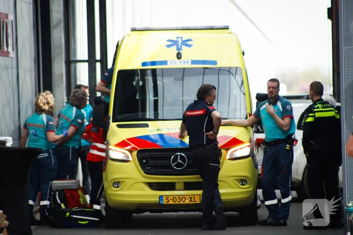 Traumahelikopter landt voor medische noodsituatie tijdens kom in de kas
