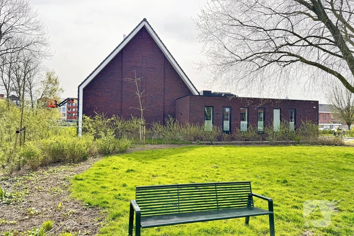 Zwerver krijgt drinken van kerk en gooit hierna elf ramen in