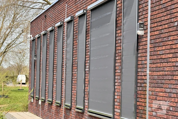 Zwerver krijgt drinken van kerk en gooit hierna elf ramen in