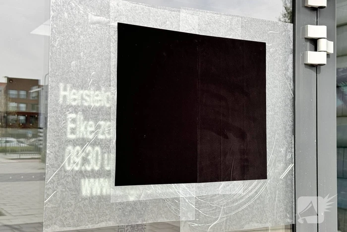 Zwerver krijgt drinken van kerk en gooit hierna elf ramen in
