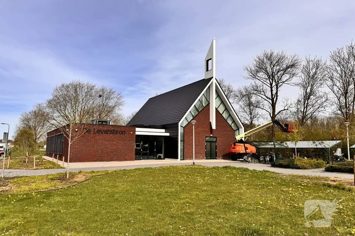 Zwerver krijgt drinken van kerk en gooit hierna elf ramen in