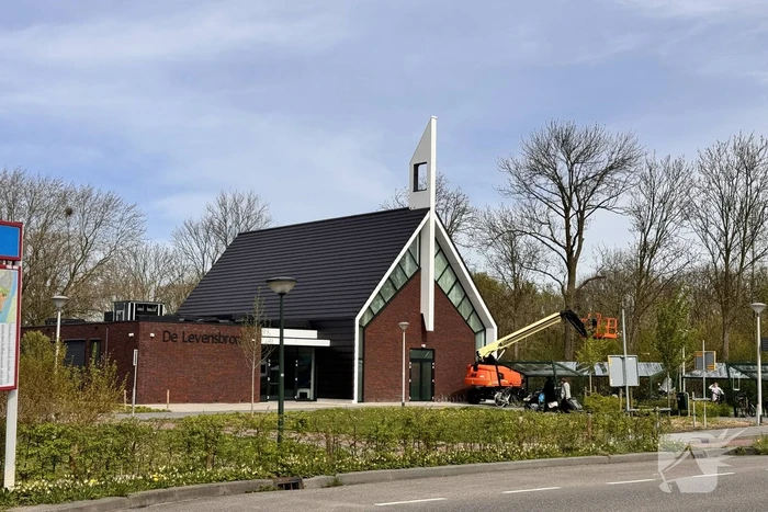 Zwerver krijgt drinken van kerk en gooit hierna elf ramen in