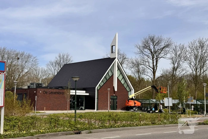 Zwerver krijgt drinken van kerk en gooit hierna elf ramen in