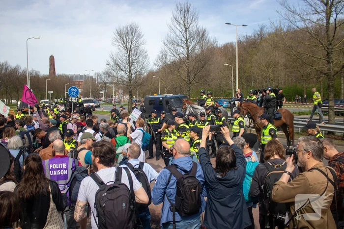 Politie massaal aanwezig bij demonstratie, meerdere charges uitgevoerd