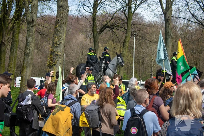 Politie massaal aanwezig bij demonstratie, meerdere charges uitgevoerd