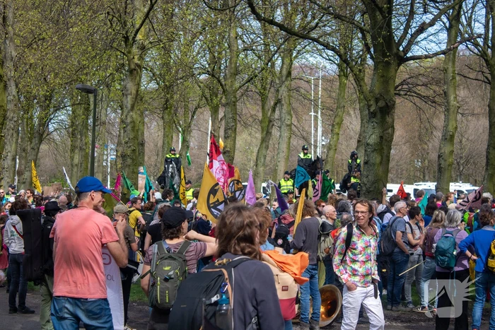 Politie massaal aanwezig bij demonstratie, meerdere charges uitgevoerd