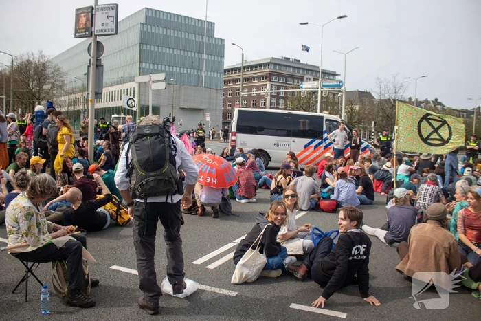 Politie massaal aanwezig bij demonstratie, meerdere charges uitgevoerd