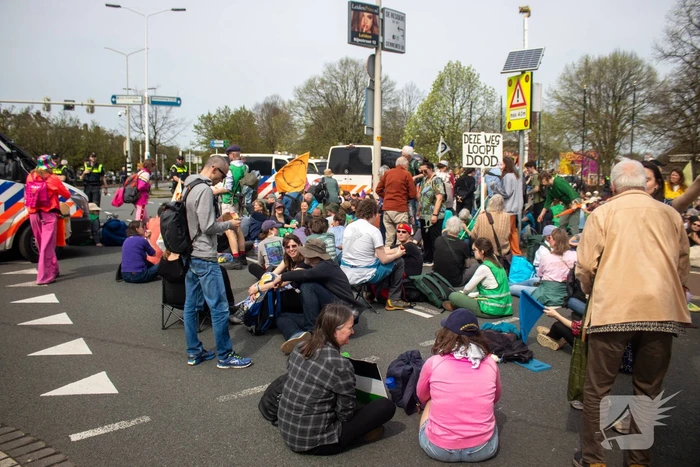 Politie massaal aanwezig bij demonstratie, meerdere charges uitgevoerd