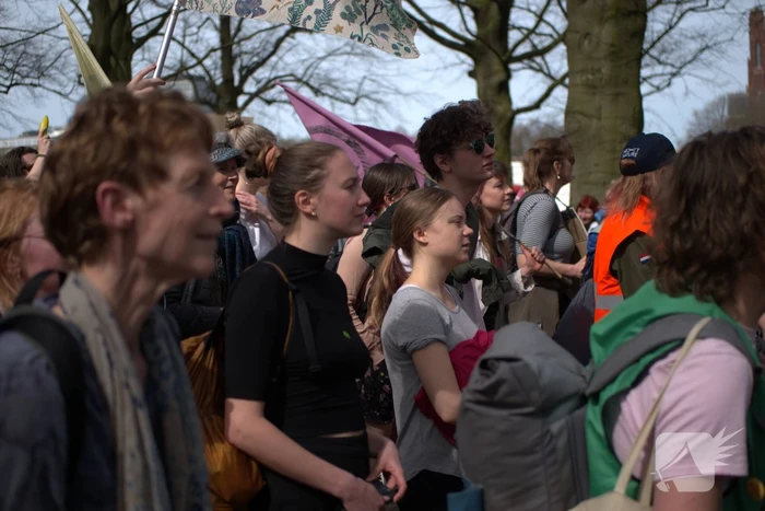 Politie massaal aanwezig bij demonstratie, meerdere charges uitgevoerd