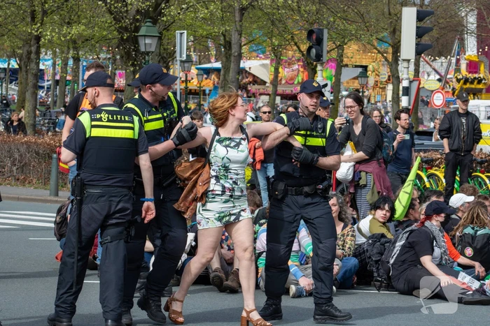 Politie massaal aanwezig bij demonstratie, meerdere charges uitgevoerd