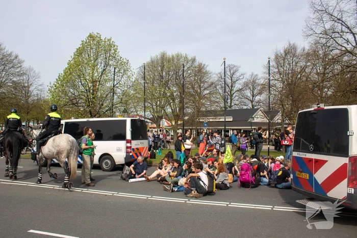 Politie massaal aanwezig bij demonstratie, meerdere charges uitgevoerd