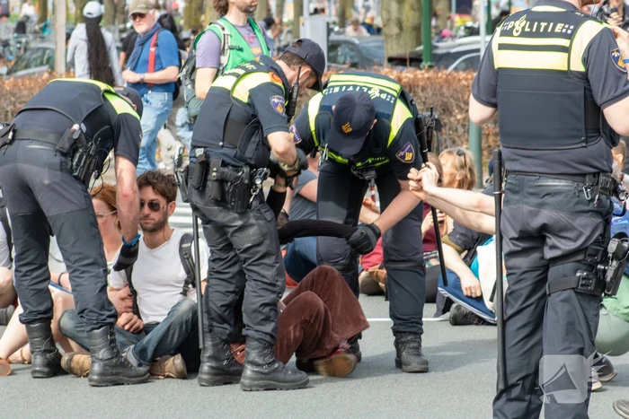 Politie massaal aanwezig bij demonstratie, meerdere charges uitgevoerd