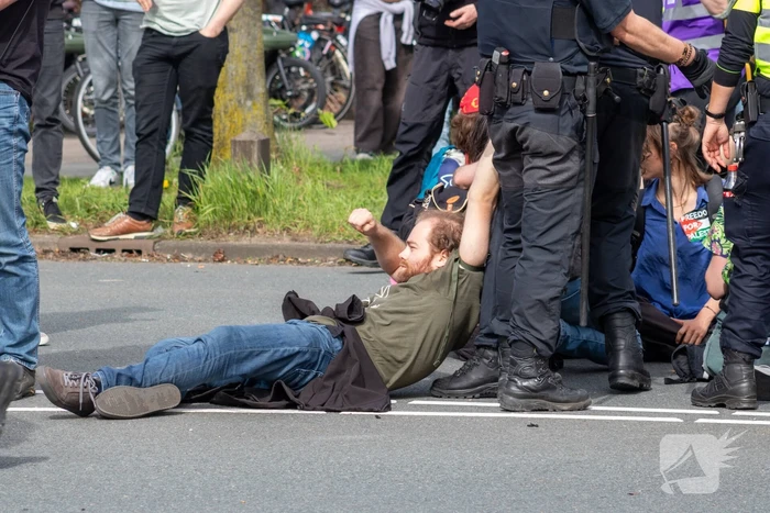 Politie massaal aanwezig bij demonstratie, meerdere charges uitgevoerd