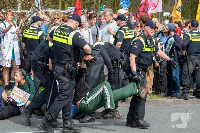Politie massaal aanwezig bij demonstratie, meerdere charges uitgevoerd
