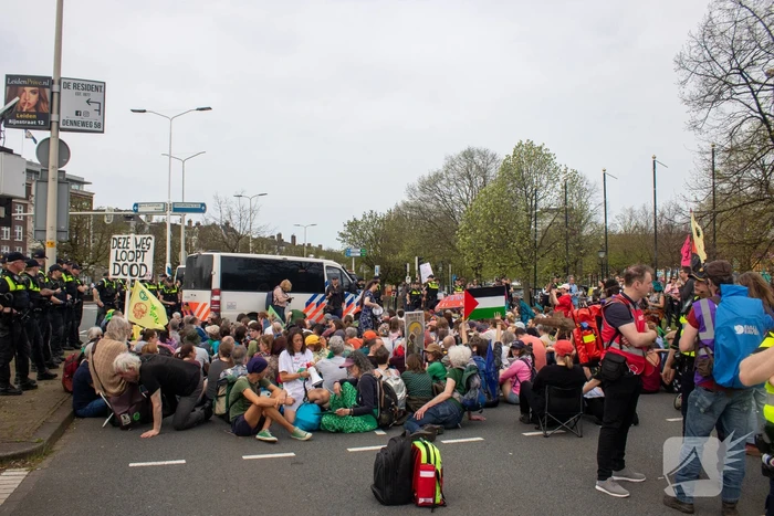Politie massaal aanwezig bij demonstratie, meerdere charges uitgevoerd