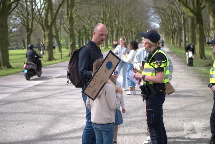 Politie massaal aanwezig bij demonstratie, meerdere charges uitgevoerd