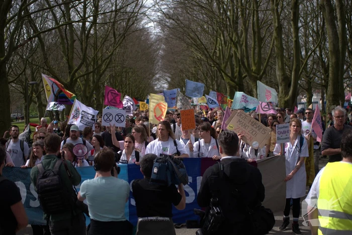 Politie massaal aanwezig bij demonstratie, meerdere charges uitgevoerd