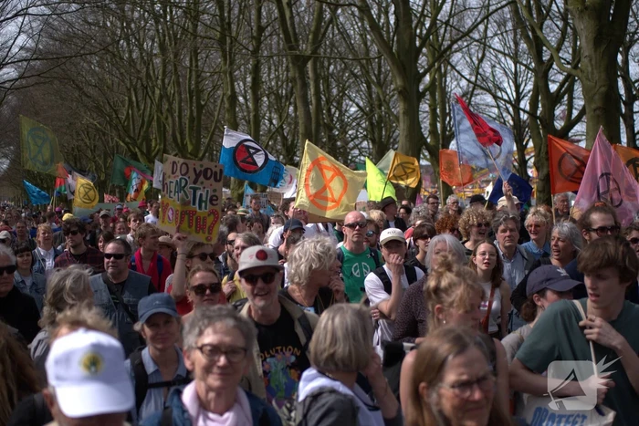 Politie massaal aanwezig bij demonstratie, meerdere charges uitgevoerd