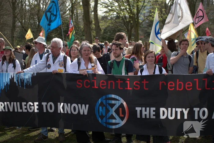 Politie massaal aanwezig bij demonstratie, meerdere charges uitgevoerd