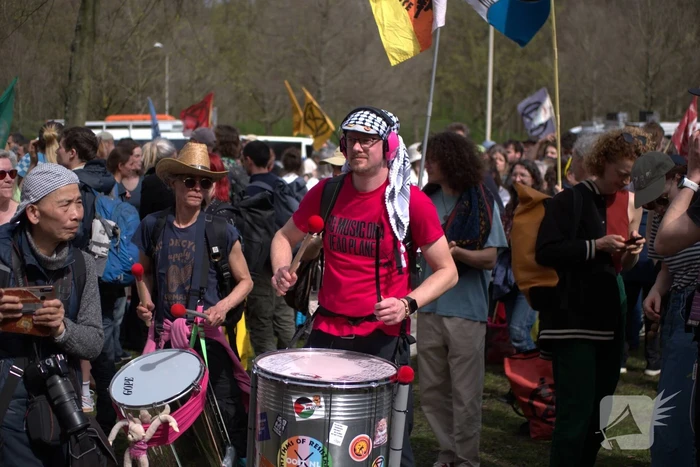 Politie massaal aanwezig bij demonstratie, meerdere charges uitgevoerd