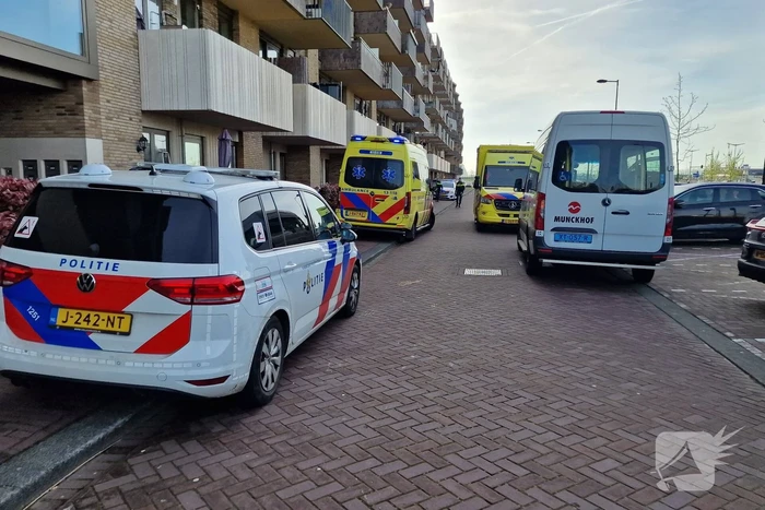 Vrouw meerdere keren gestoken bij woning