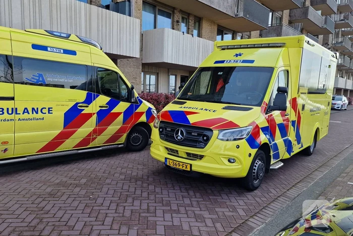 Vrouw meerdere keren gestoken bij woning
