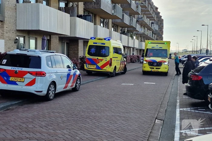 Vrouw meerdere keren gestoken bij woning