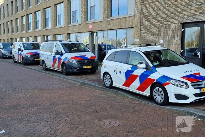 Vrouw meerdere keren gestoken bij woning