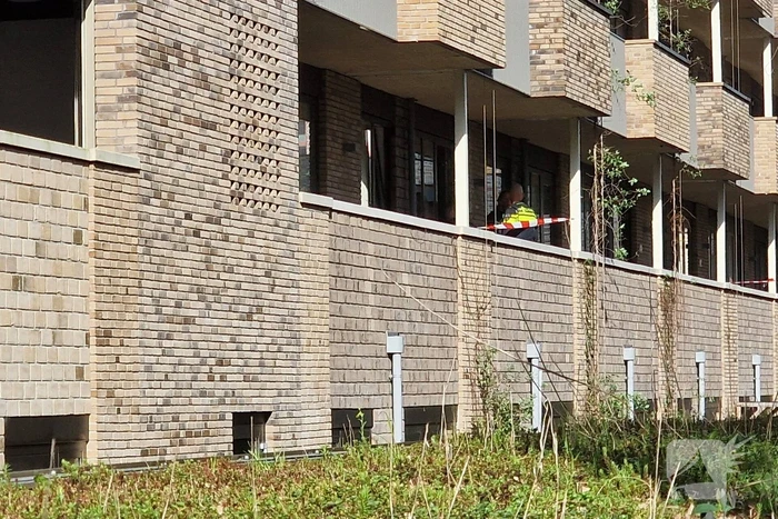 Vrouw meerdere keren gestoken bij woning