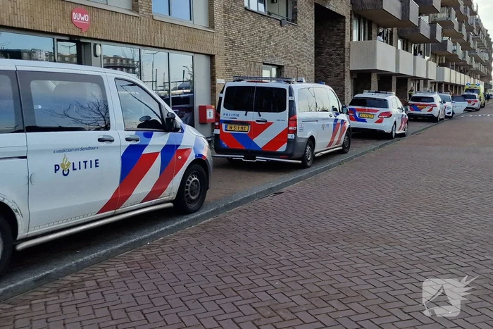 Vrouw meerdere keren gestoken bij woning