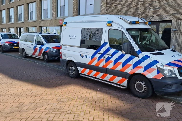 Vrouw meerdere keren gestoken bij woning
